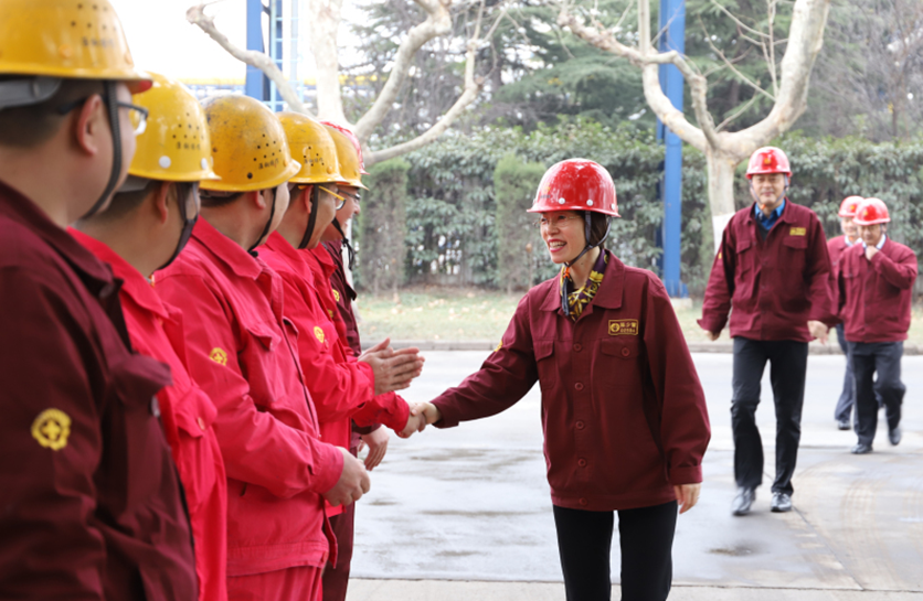 公司董事長(zhǎng)陳少慧率隊(duì)慰問(wèn)一線(xiàn)職工